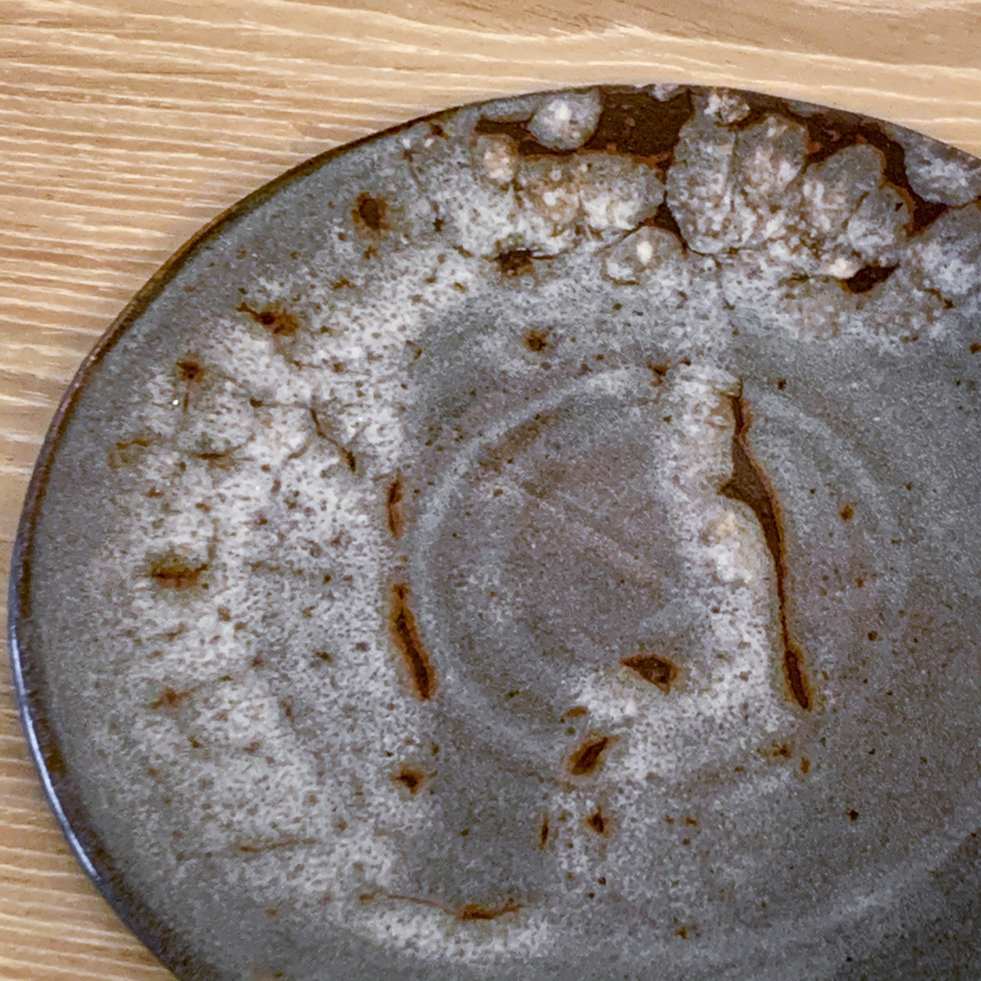 Pottery plate with shrinking glaze